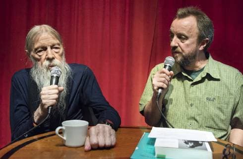 Tidligere tennisspiller og jazzmusiker Torben Ulrich fortaeller ved et arrangement om sin nye bog Et vaekkeur i Cecil Taylors flygel - - tekster om jazz, 1945-2005 til Lars Movin, der ogsaa har redigeret bogen. Arrangementet fandt sted i Jazzcup i Koebenhavn soendag den 14. oktober 2018.. , Copenhagen DNK  Copyright: TorbenxChristensen TorbenxChristensenx COP118 spdk20181014-184737-L