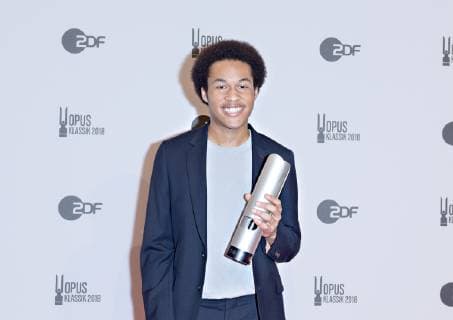 14.10.2018, xlakx, Musik Pop , Opus Klassik 2018 Berlin emspor, v.l.Sheku Kanneh-Mason mit dem Preis in der Hand bei der Verleihung der Opus Klassik 2018 im Konzerthaus Berlin. Berlin, 14.10.2017 Musik Pop ,Opus Klassik 2018 Berlin