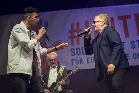 Der Musiker Herbert Grönemeyer tritt auf der unteilbar Demonstration in Berlin auf. Unteilbar Demonstration