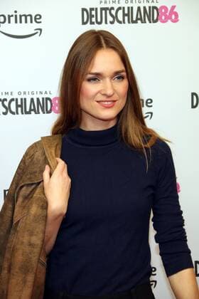 15 Josephin Busch bei der Premiere der Amazon Prime Serie Deutschland86 im Kino International. Berlin, 11.10.2018 Berlin Deutschland, Germany Copyright: xPOP-EYE Buggex POPEYE10105636