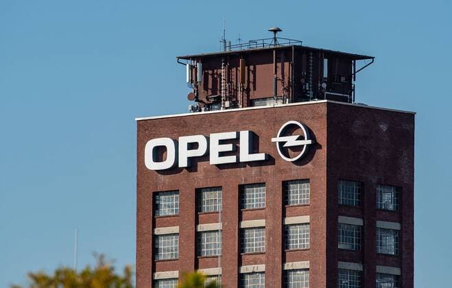 15.10.2018, xfux, News Wirtschaft, Diesel-Razzia wegen Betrugsverdachts bei Opel in Ruesselsheim, azwirt, fmregi, azmoto, emonline, msloka, dewirt, deloka, v.l. Das Logo des Herstellers Opel an der Firmenzentrale in Ruesselsheim. Wegen eines konkreten Betrugsverdachts im Zusammenhang mit Dieselautos hat die Polizei bzw. das Landeskriminalamt Hessen die Geschaeftsraeume des Autoherstellers Opel durchsucht. Betroffen sind 95.000 Dieselfahrzeuge mit möglicherweise unzulaessig beeinflusster Software. News Wirtschaft, Diesel-Razzia wegen Betrugsverdachts bei Opel