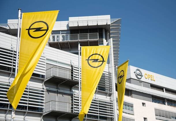 15.10.2018, xfux, News Wirtschaft, Diesel-Razzia wegen Betrugsverdachts bei Opel in Ruesselsheim, azwirt, fmregi, azmoto, emonline, msloka, dewirt, deloka, v.l. Das Logo des Herstellers Opel an der Firmenzentrale in Ruesselsheim. Wegen eines konkreten Betrugsverdachts im Zusammenhang mit Dieselautos hat die Polizei bzw. das Landeskriminalamt Hessen die Geschaeftsraeume des Autoherstellers Opel durchsucht. Betroffen sind 95.000 Dieselfahrzeuge mit möglicherweise unzulaessig beeinflusster Software. News Wirtschaft, Diesel-Razzia wegen Betrugsverdachts bei Opel