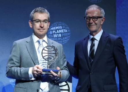 Valencian writer Santiago Posteguillo (l) poses with the 67 Planeta Novel Award with the novel Yo, Julia (I, Julia) next to Spanish Culture Minister Jose Guirao during a gala celebrated at the Palace of Congresses of Barcelona, Catalonia, Spain, 15 October 2018. 67 Planeta Novel Award !ACHTUNG: NUR REDAKTIONELLE NUTZUNG!  Copyright: xAndreuxDalmaux CAT06 20181016-636752502320584191