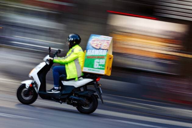 Rollerfahrer eines Pizza-Lieferdienstes auf der Komödienstraße. Köln, 15.10.2018