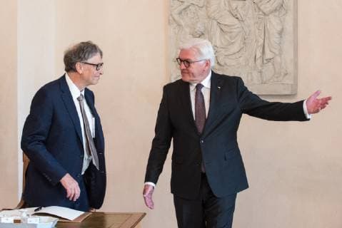 Deutschland, Berlin - 16.10.2018 Bill Gates (L)und der Bundespr??sidenten Frank-Walter Steinmeier (R) w??hrend des Empfangs im Schloss Bellevue ein. Der Mitbegr??nder von Microsoft verleiht in Berlin den Global Goals Changemaker Award und spricht auf verschiedenen Veranstaltungen. Germany, Berlin - 16.10.2018 Bill Gates (L)and the the Federal President Frank-Walter Steinmeier (R) during the reception at the Bellevue Palace. The co-founder of Microsoft awards the Global Goals Changemaker Award in Berlin and speaks at various events. *** Germany Berlin 16 10 2018 Bill Gates L and Federal President Frank Walter Steinmeier during reception at Bellevue Palace The co-founder of Microsoft awards the Global Goals Changemaker Award in Berlin and speaks at various events Germany Berlin 16 10 2018 Bill Gates L The Federal President Frank Walt