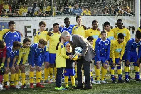 King Philippe - Filip of Belgium (C) meets children during a royal visit to the Royal Europa Kraainem Football Club in Brussels (Kraainem - Crainhem), Tuesday 16 October 2018. The clubs have several initiatives in favour of the integration of young refugees, in 2017 th eclub welcomed around 1500 minors refugees.  LAURIExDIEFFEMBACQ 05448988