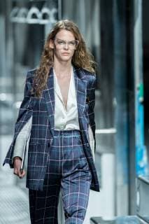 A model displays a new creation at the fashion show of YOUWEI during the Shanghai Fashion Week Spring Summer 2019 in Shanghai, China, 17 October 2018. YOUWEI show at 2019 Spring Summer Shanghai Fashion Week  pbu886135_20
