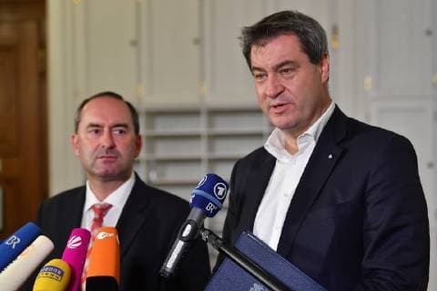 v.li:Hubert AIWANGER (Vorsitzender Freie Waehler),Markus SOEDER (CSU,Ministerpraesident Bayern) bei Pressestatements, Sondierungsgespraeche der CSU Freie Waehler (FW) Bayern im Bayerischen Landtag in Muenchen am 17.10.2018 in Muenchen *** v li Hubert AIWANGER Chairman Free Voters Markus SOEDER CSU State Premier Bavaria in press statements Exploratory talks of the CSU Free Voters FW Bayern in the Bavarian State Parliament in Munich on 17 10 2018 in Muenchen