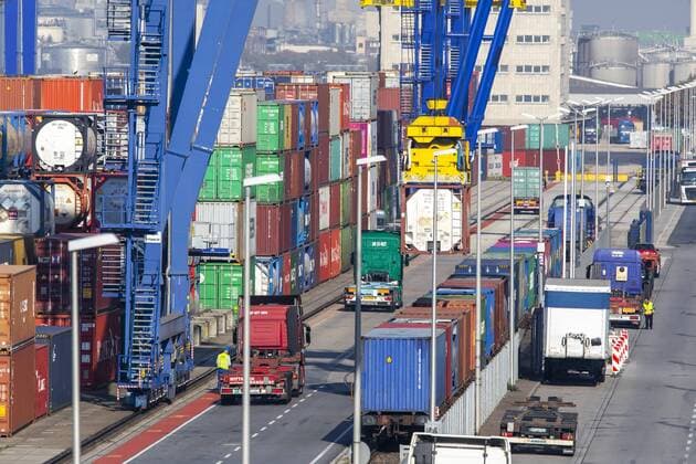 Container Terminal im Rhein-Neckar-Hafen Mannheim, flächenmäßig größter Binnenhafen Deutschlands, Container Umschlag vom Fluss, Schiene und Straße,