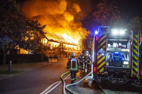 Großbrand auf dem Golfclub: Lagerscheune mit Golfutensilien brennt vollständig nieder - Flammen kilometerweit sichtbar HOLZGERLINGEN: Auf einem Golfclub brannte am Dienstagabend gegen 21 Uhr eine Lagerscheune komplett bis auf die Grundmauern nieder. Zur Brandursache konnten noch keine Angaben gemacht werden. In dem Gebäude waren Golfequipment und Küchengeräte für das daneben stehende Clubrestaurant. Das Feuer war bereits kilometerweit sichtbar, die Feuerwehr rückte mit einem Großaufgebot an. Die Scheune stürzte nach kurzer Zeit in sich zusammen und konnte nicht mehr gerettet werden. Pressebericht der Polizei: Ludwigsburg (ots) - Am Dienstagabend gegen 20.45 Uhr gingen mehrere Meldungen bei Polizei und Feuerwehr ein, dass im Bereich des Golfplatzes Schaichhof an der B464 ein großes Feuer zu sehen ist. Die eintreffenden Rettungskräfte s Copyright: 7aktuellx xSimonxAdomat
