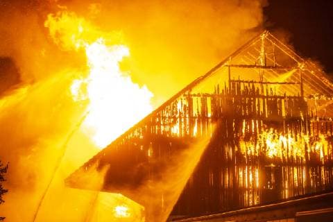 Großbrand auf dem Golfclub: Lagerscheune mit Golfutensilien brennt vollständig nieder - Flammen kilometerweit sichtbar HOLZGERLINGEN: Auf einem Golfclub brannte am Dienstagabend gegen 21 Uhr eine Lagerscheune komplett bis auf die Grundmauern nieder. Zur Brandursache konnten noch keine Angaben gemacht werden. In dem Gebäude waren Golfequipment und Küchengeräte für das daneben stehende Clubrestaurant. Das Feuer war bereits kilometerweit sichtbar, die Feuerwehr rückte mit einem Großaufgebot an. Die Scheune stürzte nach kurzer Zeit in sich zusammen und konnte nicht mehr gerettet werden. Pressebericht der Polizei: Ludwigsburg (ots) - Am Dienstagabend gegen 20.45 Uhr gingen mehrere Meldungen bei Polizei und Feuerwehr ein, dass im Bereich des Golfplatzes Schaichhof an der B464 ein großes Feuer zu sehen ist. Die eintreffenden Rettungskräfte s Copyright: 7aktuellx xSimonxAdomat