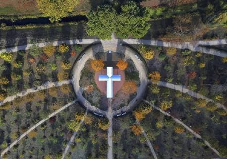 Herbststimmung im Luthergarten mit Himmelskreuz in Wittenberg (Sachsen-Anhalt) am 16.10.2018. Der Luthergarten ist eine Parkanlage suedwestlich der Altstadt von Wittenberg. Das Projekt wurde durch den Lutherischen Weltbund (LWB) initiiert und geht auf Planungen des Landschaftsarchitekten Andreas Kipar zurueck. Bis zum Reformationsjubilaeum im Jahr 2017 sollten 500 Baeume auf dem ovalen, 190 Meter langen und 70 Meter breiten Gelaende wachsen, in dessen Mitte eine stilisierte Lutherrose mit Kreuz angelegt ist. Das Himmelskreuz ist ein Kunstwerk aus Aluminium und Edelstahl aus zwei uebereinander schwebenden Kreuzen. Am Reformationstag, 31. Oktober 2018, finden die letzten symbolischen Pflanzungen der 500 Baeume im Luthergarten statt. Damit wird der dritte und finale Abschnitt des Luthergartens fertiggestellt. Der letzte Baum wird fuer da Copyright: epd-bild SteffenxSchellhorn EDITORIAL USE ONLY