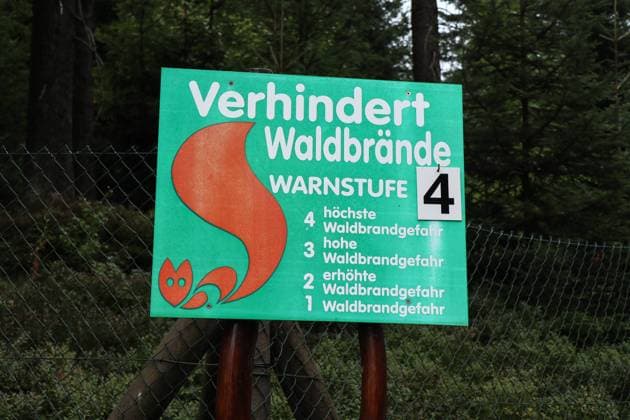 Hinweisschild Waldbrandwarnstufe am Rennsteiggarten in Oberhof - Fotografiert am 07.08.2018 *** Forest fire warning sign at the Rennsteiggarten in Oberhof Photographed on 07 08 2018