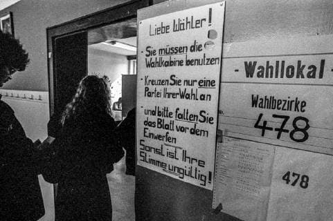 19900318DE Erste Freie Volkskammerwahl der DDR in Leipzig. Urnengang in Wahllokal 448 Leipzig