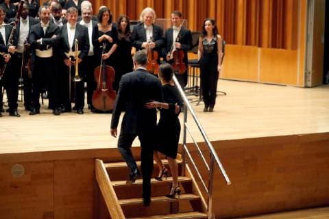 King Felipe VI of Spain (L) and Queen Letizia get on the stage to pose with the orchestra after the 27th Concert of the Princess of Asturias Awards, at the Prince Felipe Auditorium, in Oviedo, Asturias, Spain, 18 October 2018. Spanish royals chair 27th Concert of the Princess of Asturias Awards !ACHTUNG: NUR REDAKTIONELLE NUTZUNG!  Copyright: xJ.J.xGuillenx OVI08 20181018-636754963868116596