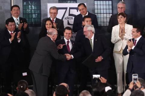 October 18, 2018 - EUM20181018POL27.JPG.CIUDAD DE MEXICO.- Presidency Presidente-EPN.- 18 de octubre de 2018.- El presidente Enrique Pena Nieto, encabezo este jueves la ceremonia por el 75 Aniversario de la Secretaria de Salud. Lo acompanan Jose Narro y el rector de la UNAM, Enrique Graue Wiechers. Foto: Agencia EL UNIVERSAL RCC. Copyright: xAlejandraxLeyvax