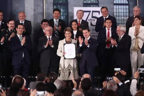 October 18, 2018 - EUM20181018POL30.JPG.CIUDAD DE MEXICO.- Presidency Presidente-EPN.- 18 de octubre de 2018.- El presidente Enrique Pena Nieto, encabezo este jueves la ceremonia por el 75 Aniversario de la Secretaria de Salud que preside actualmente Jose Narro. La doctora Mercedes Juan Lopez, directora de Conadis, recibio un reconocimiento en el evento. Foto: Agencia EL UNIVERSAL RCC. Copyright: xAlejandraxLeyvax