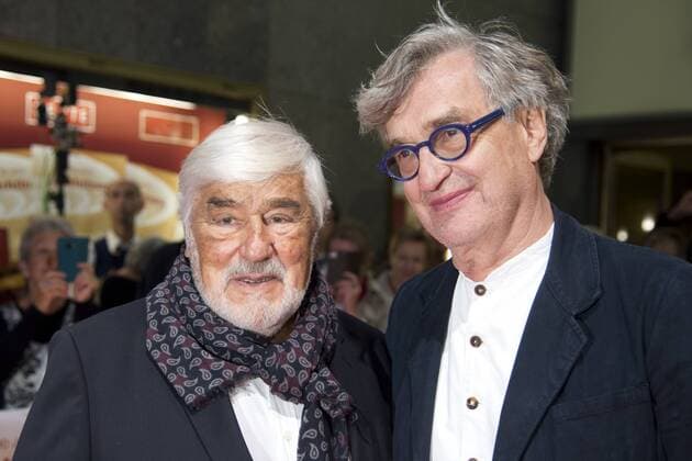 Wim Wenders, 75. Geburtstag am 14. August von links: Mario ADORF, Schauspieler, Wim WENDERS, Regisseur, auf dem Roten Teppich, Roter Teppich, Red Carpet Show, Ankunft, arrival, Feierstunde anlaesslich 90 jaehriges Bestehen des Lichtburg-Kinos in Essen, *** from left Mario ADORF Actor Wim WENDERS Director on the Red Carpet Red Carpet Red Carpet Show Arrival arrival Ceremony on the occasion 90th anniversary of the Lichtburg cinema in Essen