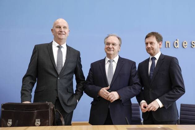 News Bilder des Tages 19.10.2018, Berlin, Deutschland - Pressekonferenz zum Thema: Erwartungen an die Arbeit der von der Bundesregierung eingesetzten Kommission Wachstum, Strukturwandel und Beschaeftigung. Foto: v.l. Dr. Dietmar Woidke, SPD, Ministerpraesident von Brandenburg, Dr. Reiner Haseloff, CDU, Ministerpraesident von Sachsen-Anhalt und Michael Kretschmer, CDU, Ministerpraesident des Freistaates Sachsen. *** 19 10 2018 Berlin Germany Press Conference on Expectations for the Work of the Commission appointed by the Federal Government Growth Structural Change and Employment Photo by Dr Dietmar Woidke SPD State Premier of Brandenburg Dr Reiner Haseloff CDU State Premier of Saxony Anhalt and Michael Kretschmer CDU State Premier of the Free State of Saxony