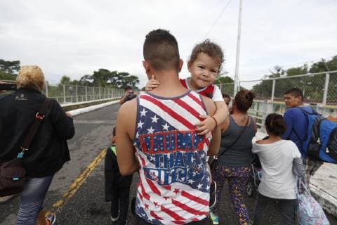 The first families of Honduran migrants enter to Mexican territory through the border with Guatemala on 19 October 2018. An advance of the Honduran migrant caravan begins to enter to Ciudad Hidalgo, Mexico through the border with Guatemala, where they were received by a device of police, migration agents and human rights organizations. Mexico receives the advanced caravan of Honduran migrants !ACHTUNG: NUR REDAKTIONELLE NUTZUNG!  Copyright: xEstebanxBibax HID502 20181019-636755787122487421
