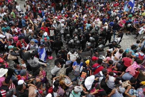 Honduras, Migranten gelangen nach Mexiko Honduran migrants face the Police in Tecun Umun, San Marcos, Guatemala, border with Mexico, on 19 October 2018. The caravan, which is heading towards the United States, forcibly crossed the first police fence of about a hundred riot police to go to the gate that separates Guatemala from Mexico. Honduran migrants continue their way in the border between Guatemala and Mexico !ACHTUNG: NUR REDAKTIONELLE NUTZUNG!  Copyright: xEstebanxBibax GU501 20181019-636755794706931892