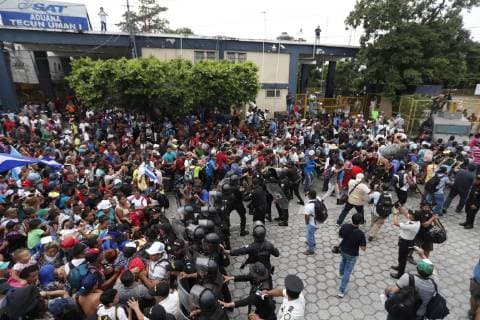 Honduran migrants face the Police in Tecun Umun, San Marcos, Guatemala, border with Mexico, on 19 October 2018. The caravan, which is heading towards the United States, forcibly crossed the first police fence of about a hundred riot police to go to the gate that separates Guatemala from Mexico. Honduran migrants continue their way in the border between Guatemala and Mexico !ACHTUNG: NUR REDAKTIONELLE NUTZUNG!  Copyright: xEstebanxBibax GU501 20181019-636755795321436108
