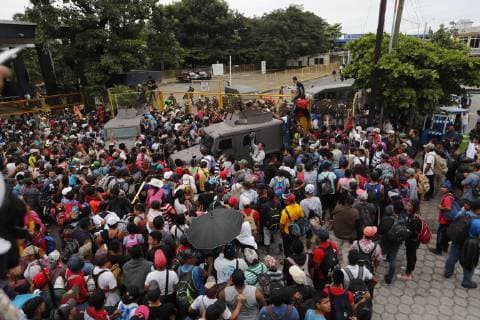 Honduras, Migranten gelangen nach Mexiko Honduran migrants arrive to Tecun Umun, San Marcos, Guatemala, border with Mexico, on 19 October 2018. The caravan, which is heading towards the United States, forcibly crossed the first police fence of about a hundred riot police to go to the gate that separates Guatemala from Mexico. Honduran migrants continue their way in the border between Guatemala and Mexico !ACHTUNG: NUR REDAKTIONELLE NUTZUNG!  Copyright: xEstebanxBibax GU501 20181019-636755795350342160