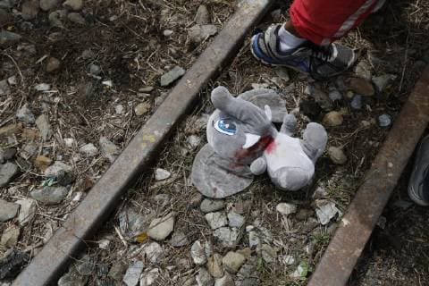An elephant stuffed animal is seen after Honduran migrants have crossed the border with Mexico, in Tecun Uman, San Marcos, Guatemala, 19 October 2018. The caravan, which is heading towards the United States, forcibly crossed the first police fence of about one hundred riot policemen to go to the gate that separates Guatemala from Mexico. Honduran migrants continue their way at the border between Guatemala and Mexico !ACHTUNG: NUR REDAKTIONELLE NUTZUNG!  Copyright: xEstebanxBibax GU501 20181019-636755805226033139