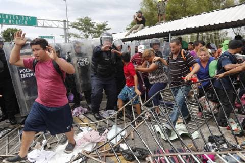 Mexican Police try to prevent the passage of Honduran migrants to Mexico, in Tecun Uman, Guatemala, 19 October 2018. Thousands of migrants from Honduras, from the caravan that left San Pedro Sula on Saturday, skipped today the police cordon present in Tecun Uman, a border point between Mexico and Guatemala, and crossed into Mexican territory. Thousands of Hondurans skip police cordon in Guatemala and enter Mexico !ACHTUNG: NUR REDAKTIONELLE NUTZUNG!  Copyright: xEstebanxBibax GU50 20181019-636755881598364033