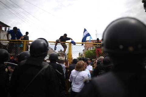 Honduran migrants try to cross the border between Guatemala and Mexico, in Tecun Uman, Guatemala, 19 October 2018. Thousands of migrants from Honduras, from the caravan that left San Pedro Sula on Saturday, skipped today the police cordon present in Tecun Uman, a border point between Mexico and Guatemala, and crossed into Mexican territory. Thousands of Hondurans skip police cordon in Guatemala and enter Mexico !ACHTUNG: NUR REDAKTIONELLE NUTZUNG!  Copyright: xEdwinxBercianx GU50 20181019-636755883593355743