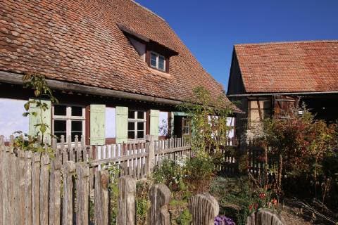 Historisches Bauernhaus in der Idylle des fränkischen Freiluftmuseum s in Bad Windsheim, Mittelfranken, Franken, Bayern, Deutschland.