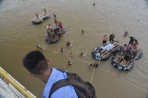 A migrant jumps from the bridge over the river Suchiate after thousands crossed a fence on the border with Guatemala before entering in Ciudad Hidalgo, Mexico, 19 October 2018. Thousands of migrants from Honduras pushed their way through the police cordon in Tecun Uman, a border point between Mexico and Guatemala, and crossed into Mexican territory. Thousands of Honduran migrants cross into Mexico from Guatemala !ACHTUNG: NUR REDAKTIONELLE NUTZUNG!  Copyright: xRodrigoxPardox HID502 20181020-636755932508854406