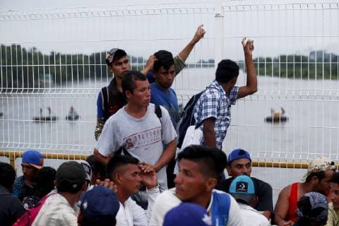 Groups of Honduran migrants rest waiting to be able to enter Mexico, in Tecun Uman, Guatemala, 19 October 2018. Thousands of migrants from Honduras, from the caravan that left San Pedro Sula on Saturday, today skipped the police cordon present in Tecún Umán, a border point between Mexico and Guatemala, and crossed into Mexican territory. Thousands of Hondurans skip police cordon in Guatemala and enter Mexico !ACHTUNG: NUR REDAKTIONELLE NUTZUNG!  Copyright: xEstebanxBibax GU60 20181020-636756115596335030
