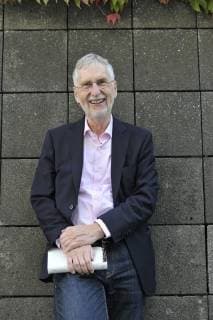 Volker Hage (Journalist, Autor) 10 18 thg Volker Hage am 12. Oktober 2018 während der Frankfurter Buchmesse Messe Literatur Frankfurt Main Deutschland deutsch deutscher Mann Schriftsteller Kritiker Literaturkritker Journalismus Literatur german journalism author writer hoch halb stehend lächelnd lachend Buch haltend *** Volker Hage Journalist Author 10 18 thg Volker Hage on 12 October 2018 during the Frankfurt Book Fair Fair Literature Frankfurt Main Germany German German man writer critic literary critic journalism literature german journalism author writer standing tall half smiling smiling holding book