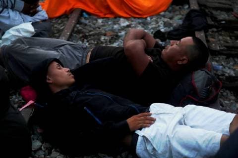 Thousands of Honduran migrants wait on the bridge that divides the border between Guatemala and Mexico, while the authorities prevent them from entering the country, in Tecun Uman, Guatemala, 20 October 2018. Thousands of Honduran migrants at border between Guatemala and Mexico !ACHTUNG: NUR REDAKTIONELLE NUTZUNG!  Copyright: xEstebanxBibax GU601 20181020-636756591607955990