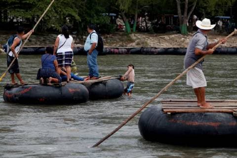 A group of Honduran migrants cross the Suchiate River on rafts to reach Mexico from Tecun Uman, Guatemala, 20 October 2018, after immigration authorities prevented the passage of migrants. Thousands of Honduran migrants at border between Guatemala and Mexico !ACHTUNG: NUR REDAKTIONELLE NUTZUNG!  Copyright: xEstebanxBibax GU601 20181020-636756593069937297