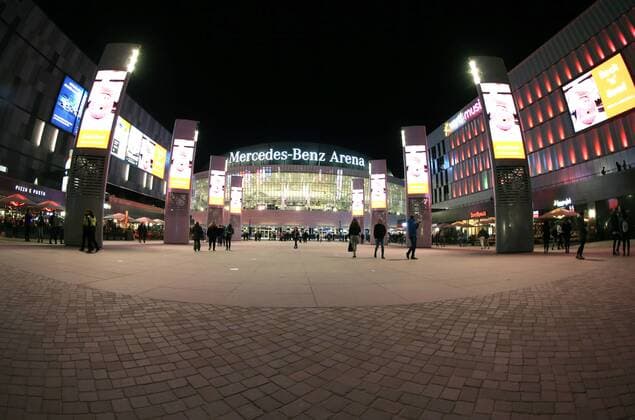 Nachtansicht der Mercedes-Benz-Arena Übersicht auf beleuchtete Mercedes- Benz-Arena und neue Verti Music Hall in Berlin mit Publikum und Beleuchtung von außen bei Nacht am 19.10.18 Berlin Berlin Deutschland Mercedes-Benz-Arena