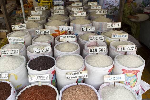Vietnam, assorted varieties of rice in market  Copyright: IsabellexRozenbaum B96421026