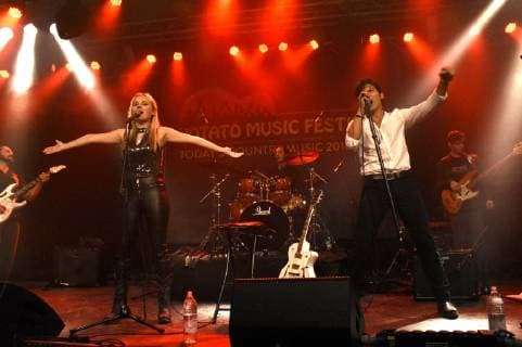 Laura van den Elzen und Mark Hoffmann live auf dem 1. Potato Music Festival im Technikum. München, 20.10.2018