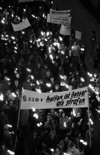 Die Frauenproteste gegen $ 218 1975 DEU, Deutschland, Bonn: Die Frauenproteste der SPD, DGB und DKP gegen den Abtreibungsparagraphen 218 am 26.2.1975 in Bonn. DEU, Deutschland, Bonn: The women s protests of the SPD, DGB and DKP against the abortion paragraph 218 on 26.2.1975 in Bonn. NRW