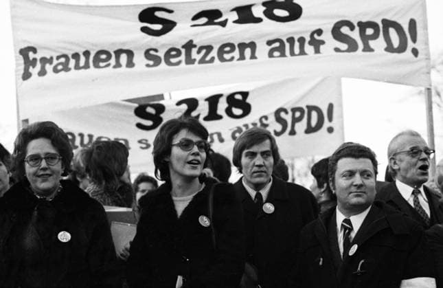 Die Frauenproteste gegen $ 218 1975 DEU, Deutschland, Bonn: Die Frauenproteste der SPD, DGB und DKP gegen den Abtreibungsparagraphen 218 am 26.2.1975 in Bonn. DEU, Deutschland, Bonn: The women s protests of the SPD, DGB and DKP against the abortion paragraph 218 on 26.2.1975 in Bonn. NRW