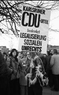 Die Frauenproteste gegen $ 218 1975 DEU, Deutschland, Bonn: Die Frauenproteste der SPD, DGB und DKP gegen den Abtreibungsparagraphen 218 am 26.2.1975 in Bonn. DEU, Deutschland, Bonn: The women s protests of the SPD, DGB and DKP against the abortion paragraph 218 on 26.2.1975 in Bonn. NRW