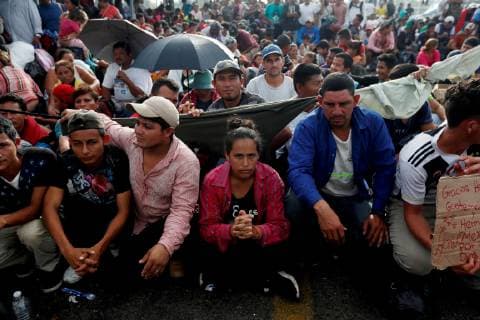 Honduran migrants wait on the bridge at the border between Guatemala and Mexico, over the Suchiate River in Tecun Uman, Guatemala, 21 October 2018, to enter Mexico due the authorities are preventing them from crossing. Honduran migrants continue on the bridge between Guatemala and Mexico !ACHTUNG: NUR REDAKTIONELLE NUTZUNG!  Copyright: xESTEBANxBIBAx GU701 20181021-636757464093777887