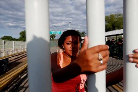 An Honduran migrant waits to return home from the border between Guatemala and Mexico, over the Suchiate River in Tecun Uman, Guatemala, 21 October 2018, after desisting to enter Mexico due the authorities are preventing them from crossing. Honduran migrants continue on the bridge between Guatemala and Mexico !ACHTUNG: NUR REDAKTIONELLE NUTZUNG!  Copyright: xESTEBANxBIBAx GU701 20181021-636757465322026677