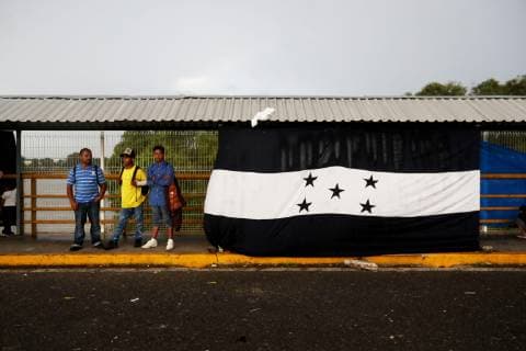 Honduran migrants wait at the border bridge between Guatemala and Mexico, in Tecun Uman, Guatemala, 21 October 2018. A round 200 Honduran migrants spend the night on the bridge between Guatemala and Mexico. People, including children, are still waiting to enter Mexican territory and continue their journey to the United States, as many thousands have done before. A round 200 migrants spend the night on a bridge that connects Guatemala and Mexico !ACHTUNG: NUR REDAKTIONELLE NUTZUNG!  Copyright: xEstebanxBibax GU01 20181022-636757790555513420