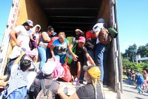 October 21, 2018 - EUM20181021NAC13.JPG.TAPACHULA, Chis.- MigrantsMigrantes-Caravana.- Migrantes centroamericanos avanzaron este domingo, a pie o a bordo de autobuses, por Tapachula, Chiapas, donde policias federales los vigilaron. Foto: Agencia EL UNIVERSALRCC. Copyright: xElxUniversalx