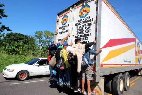 News Themen der Woche KW42 News Bilder des Tages October 21, 2018 - EUM20181021NAC12.JPG.TAPACHULA, Chis.- MigrantsMigrantes-Caravana.- Migrantes centroamericanos avanzaron este domingo, a pie o a bordo de autobuses, por Tapachula, Chiapas, donde policias federales los vigilaron. Foto: Agencia EL UNIVERSALRCC. Copyright: xElxUniversalx