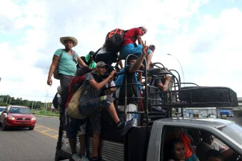 October 21, 2018 - EUM20181021NAC15.JPG.TAPACHULA, Chis.- MigrantsMigrantes-Caravana.- Migrantes centroamericanos avanzaron este domingo, a pie o a bordo de autobuses, por Tapachula, Chiapas, donde policias federales los vigilaron. Foto: Agencia EL UNIVERSALRCC. Copyright: xElxUniversalx