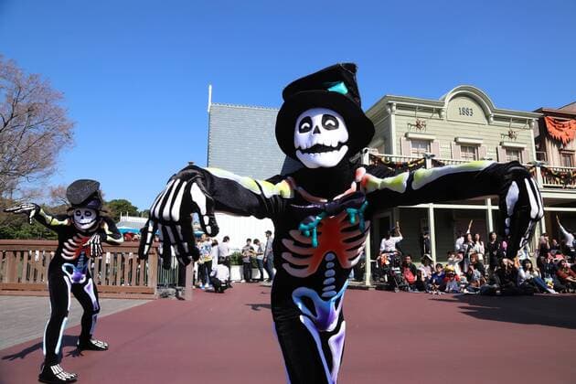 October 22, 2018, Urayasu, Japan - Dancers in clad of skeleton perform during the Halloween parade at the Tokyo Disneyland in Urayasu, suburban Tokyo on Monday, October 22, 2018. Tokyo s Disney theme park runs Halloween events through October 31 and visitors are allowed to wear Disney related costumes in the park.  (88553939)