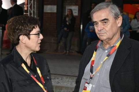 Der 68. Landesparteitag der CDU Saar am Freitag (19.10.2018) in der Gebläsehalle in Neunkirchen. Im Bild (v.l.): CDU-Generalsekretärin Annegret Kramp-Karrenbauer im Gespräch mit Peter Müller, Bundesrichter am Verfassungsgericht und Saarlands Ministerpräsident a.D. *** The 68 state party convention of the CDU Saar on Friday 19 10 2018 in the blower hall in Neunkirchen In the picture v l CDU Secretary General Annegret Kramp Karrenbauer in conversation with Peter Müller Federal judge at the Constitutional Court and Saarlands Prime Minister a D